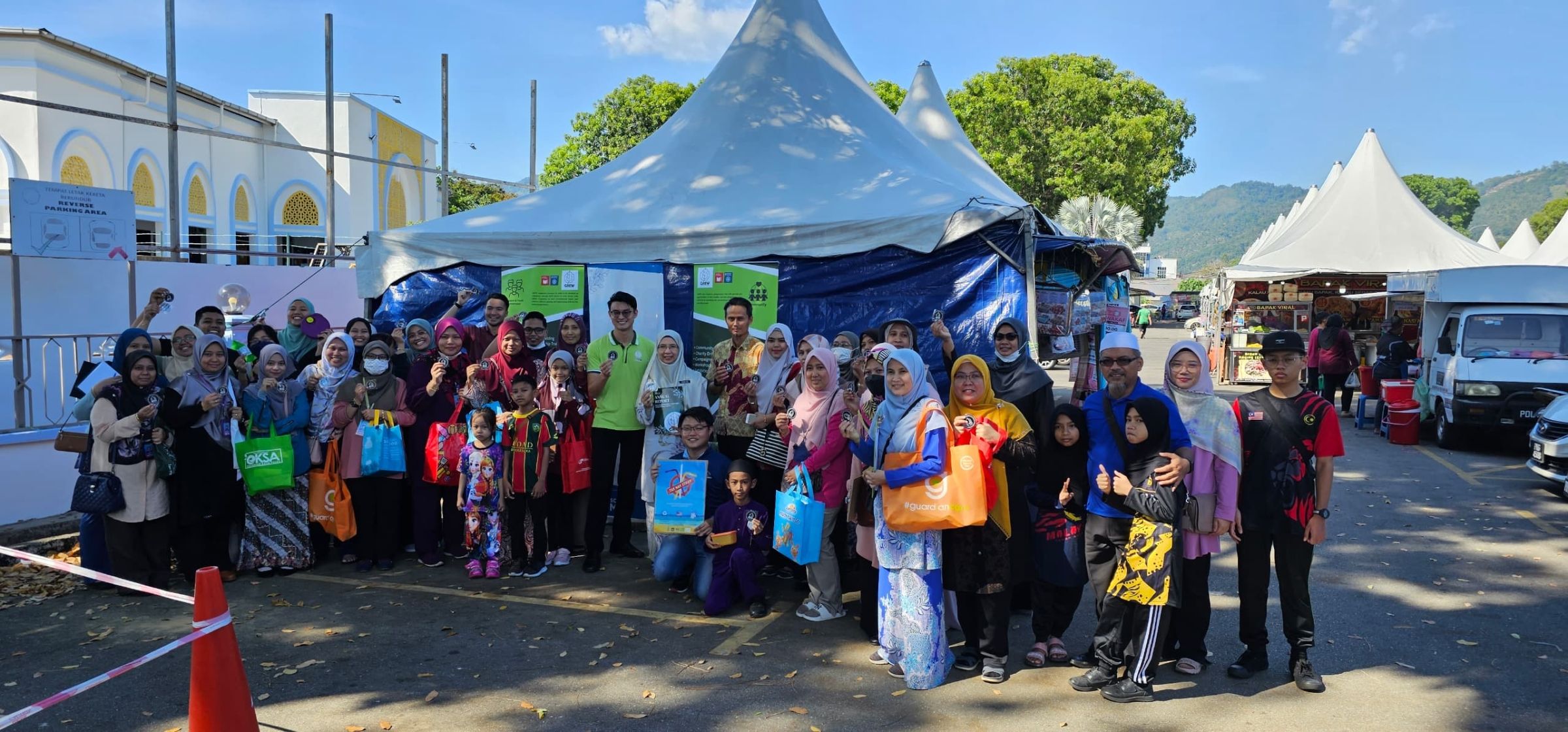 Group Photo of No Single-used Plastics Campaign in Ramadan Market with Mayor of Penang Island City Council.