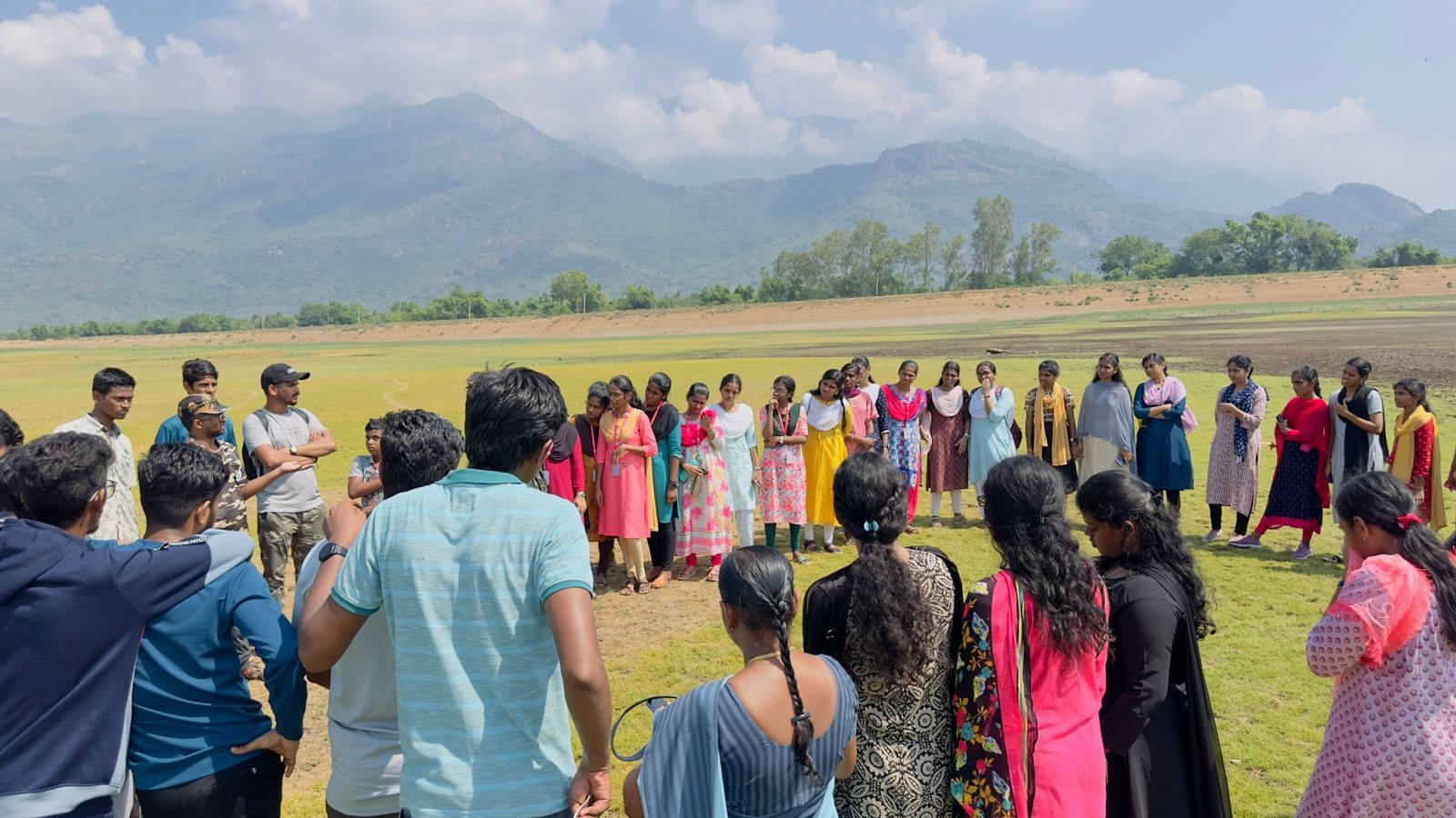 Pranav explaining about the different landscapes at Rajapalayam and the local flora, fauna present to a group of 40+ college students