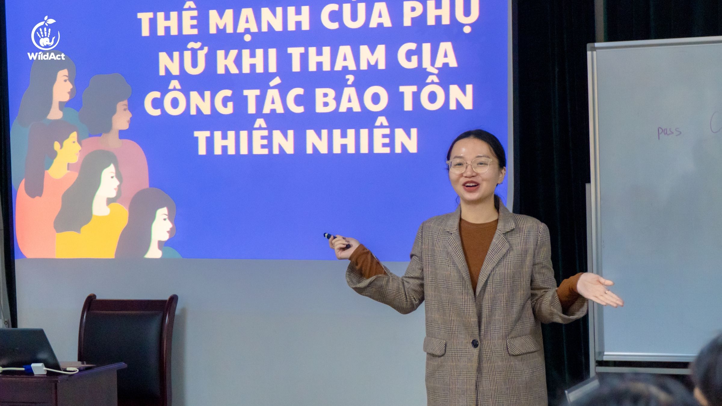  Thanh Nga shares project management experience in capacity building training for young female conservationists